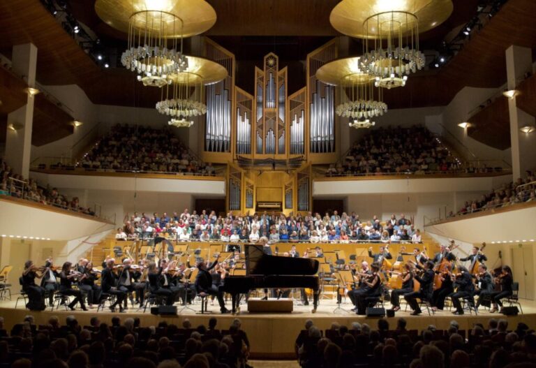 JOANA MALLWITZ DIRIGIENDO LA ORQUESTA NACIONAL DE ESPAÑA (ONE) Y CON FRANCESCO PIEMONTESI AL PIANO, CONVIRTIERON LOS CONCIERTOS EN EL AUDITORIO NACIONAL EN UN PARADIGMA MUSICAL. OVACIONES.