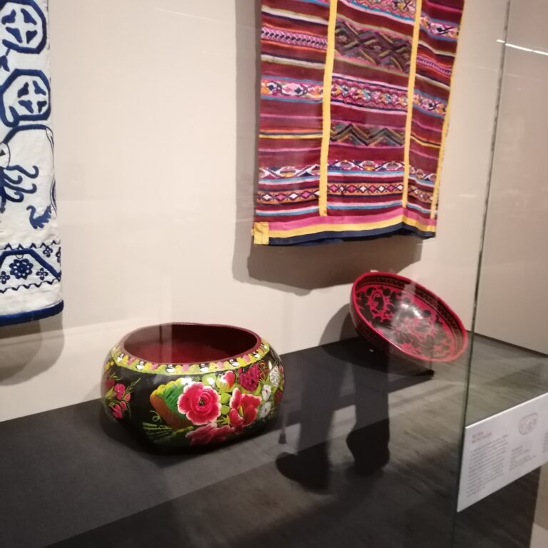 INAUGURADA CON UN HALO DIPLOMÁTICO Y VOLUNTAD DE COMPROMISO SOCIOCULTURAL Y GEOPOLÍTICO, LA EXPOSICIÓN “EL ÁMBITO HUMANO. LA MUJER EN EL MÉXICO INDÍGENA EN EL MUSEO ARQUEOLÓGICO NACIONAL (MAN).