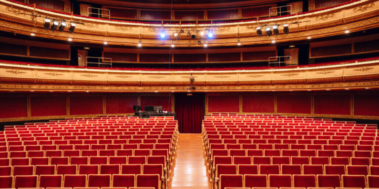 EL TEATRO DE LA ZARZUELA ABRE SUS PUERTAS PARA CELEBRAR QUE LLEVA 170 AÑOS LEVANTANDO EL TELÓN